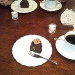 シティーライト - ノアール(右)  ノアケーキ(左)。