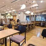 カフェ・ド・クリエ  - 店内は淡い色の使いで椅子は様々なタイプとカラーがありお洒落さもありますし、ロゴ入り磨りガラスの衝立が合ったりして寛ぎ易い空間
            カウンター11席、中央相席テーブル8席×1卓、テーブル2席×13卓