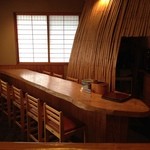 雰囲気あるカウンター席。今回は座敷を利用。