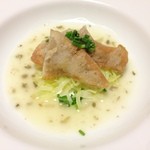 じん市 - カスベを揚げたもの（キャベツと安岡葱、シャンパンビネガーで酸味のあるペッパーソースで）