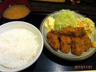 h Yuushokurakushumoyai - カキフライ定食800円