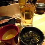 藤家 - 優しい味のお突出しとスーパードライ：460円