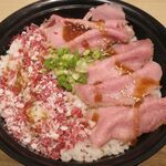 Rosuto Bifuyoshimi - メインの牛とろ＆ローストビーフ丼は、肉肉しいビジュアルにうっとり！