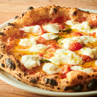 特注の薪窯で焼き上げる「本格ナポリピッツァ」