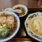 手打ラーメン 豚平 - 醤油ラーメン　半チャーハン　スープ