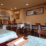 シャンティ - 余裕ある店内は、夜になるとワインを楽しむ方も多いお店です。