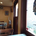 シャンティ - 玄関扉からも外光が差し込む、明るい空間。