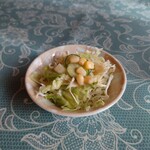 シャンティ - レタス、キャベツ、胡瓜、コーンの盛り合わせ。