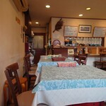 シャンティ - 店内入って左側のテーブル席。