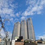 シャンティ - 左を見上げれば、"パークハイアット (パークタワー)"。