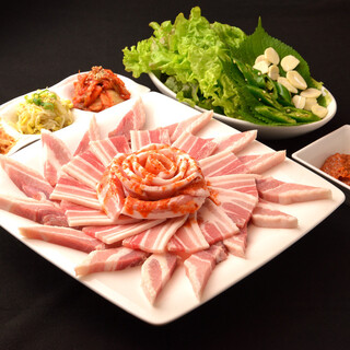 Very popular! All-you-can-eat course with 3 types of authentic samgyeopsal