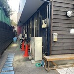 麺処 ら塾 - 道路ではなく店の横に並びます。赤の三角コーンの下の鉄板は踏まないように。