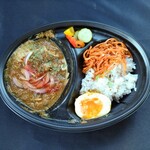Vogue Curry Works - スパイス玉子付きチキンスパイスカレー(ご飯少なめ)
