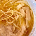 突撃ラーメン - 野菜類も入っている