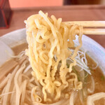 Totsugeki Ramen - 麺は西山製麺のものでしっかりとした食感の縮れ麺