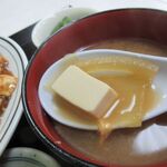 三喜食堂 - 味噌汁は　タマネギと溶き卵　豆腐と油揚げ