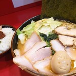 らーめん 谷瀬家 - ちゃーしゅーめん中盛り 240g(1150円)+きゃべつ(100円)+のり(100円)+SNS(100円)。