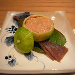 じどりや 穏座 - すだちに入った鳥肝と胸肉　ゆべし添え