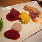 じどりや 穏座 - メスの肝、心臓、オスの砂肝、メスの秘蔵、オスの白子、