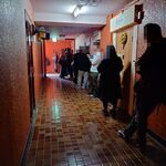 一条流中華そば 智颯 - お店到着時は2階のフロアーでした。さっと50人弱の行列…。