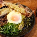 うどん和助 本店 - かやくぶっかけ　透き通ったうどんでこしがありとても美味しいです。