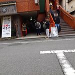 一条流中華そば 智颯 - 2階まで行列が続いています。