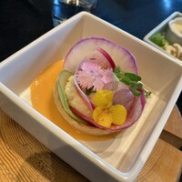 800°DEGREES ARTISAN PIZZERIA - 前菜
                      エディブルフラワーと季節野菜とタルトサラダ