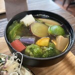 ぽくぽく - 名物のお吸い物！具材をひとつひとつ別茹でしているので煮崩れしていないのに柔らかい。お野菜がいっぱいです♥️