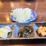 とんかつ 串揚げ 優膳 - ・セット漬物（白菜漬け、昆布の佃煮、大根のたまり漬け）
      ・キャベツ（お代わり自由）
