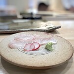 Sushi Uchio - 先付・・小鉢程度かと思っていましたら「鮃のお刺身」、それも「肝入りタレ」添え。これは嬉しいですね。^^