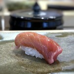 Sushi Uchio - 中トロ・・程よい脂がのり上質で美味しい。鮪は宮城県産。