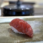 Sushi Uchio - ◆づけ・・赤身らしい旨味を感じて美味しい。漬けタレもいい味ですね。 この価格で鮪3貫出されるのにも、驚きましたヨ。 福岡は有名店でも、2貫程度のお店が多いですから。