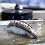 Sushi Uchio - ◆小鰭・・しっかり目の〆加減ですけれど、美味しい。 博多では「小鰭」を出すお店が少ないので、これも嬉しいですね。