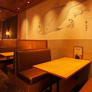 Enjoy a relaxing time in the store, which is filled with the warmth of wood and is reminiscent of a miso brewery.