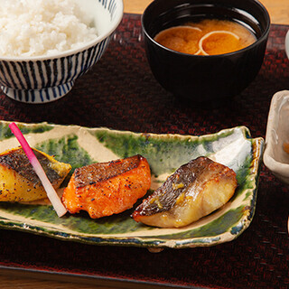 We recommend the "Kurama Zen" set, which features four types of fish marinated in miso and sake lees.