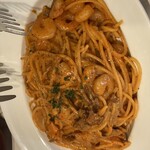 ESOLA - ランチの海老ときのこのトマトクリームスパゲティ
      
      コチラもサラダ前菜の盛り合わせと
      
      ドリンクが付いて1280円でります。