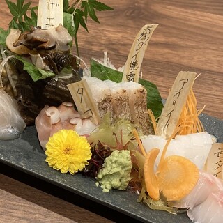 Super fresh shellfish and wild raw fish carefully selected by the owner from Toshi Island
