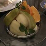 パーク ハイアット 東京 - フルーツは季節によって違います。この時は洋梨とオレンジだった