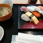 漁師寿司 由 - ランチ寿司定食 990円