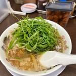 来来亭 - 圧巻のネギラーメン。これで普通盛り。