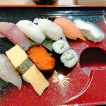 Ryoushizushi Yoshi - 9貫の寿司、かっぱ巻きが入ってる!