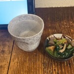 駅前酒場 御蔵 - おでんセットの焼酎(芋)、お通し