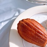 ピーク・ラウンジ - 焼きたてマドレーヌ