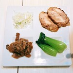 Hongare Chuukasoba Gyorai - トッピングは炙り鶏チャーシュー、エリンギメンマ、チンゲン菜