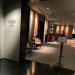 パーク ハイアット 東京 - チェックインフロント。わざと奥の奥の奥に配置して隠れ家感。入り口から長い道のりでしたwそれにしても光の使い方が素敵