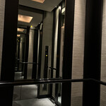 パーク ハイアット 東京 - エレベーター。ここから非日常が始まる。とてもセンスを感じる仕掛けと内装