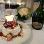 パーク ハイアット 東京 - ここのショートケーキは甘さ控えめ、あっさり目で好きです♪リボンチョコかわわ