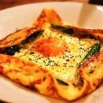 Vin&Fromage UnVerre - アスパラガスと生ハムのガレット700円 キノコとたっぷりのグリュイエールチーズのガレットです。