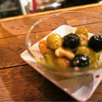 Vin&Fromage UnVerre - プロヴァンス風のオリーブ300円 ハーブとトマトの風味が溶け込んだオリーブ