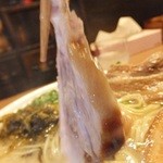 ラーメン櫻島 - 櫻島ラーメン　８５０円のチャーシュー　３を横から　【　２０１３年１１月　】